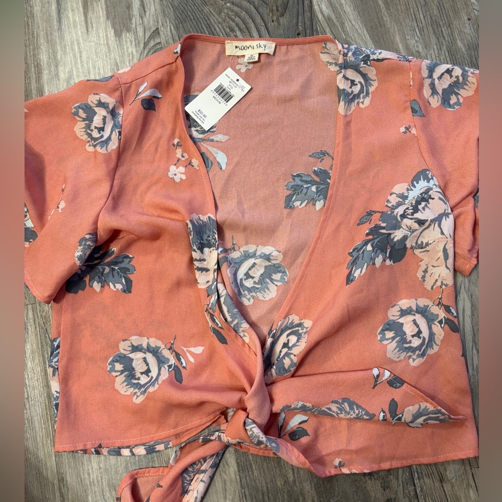 Buckle flower top